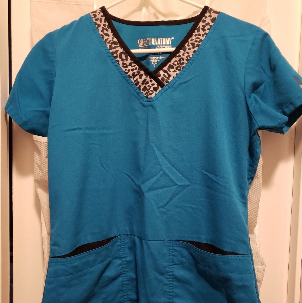 Grey's Anatomy Active scrub top